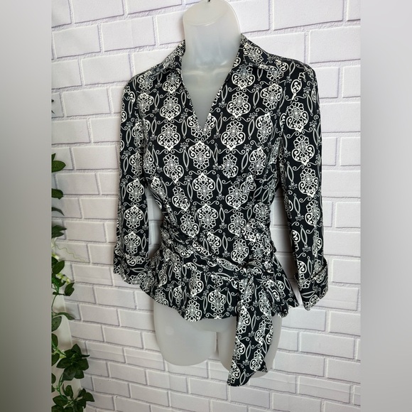 Ann Taylor Black and White Patterned Blouse/size 8P - Picture 8 of 8